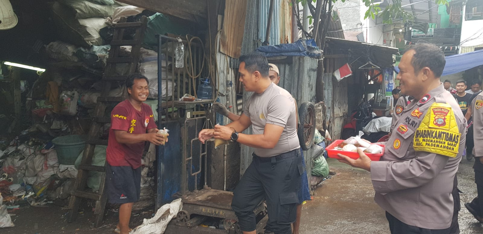 Polsek Pademangan Bagikan Takjil Ramadhan Lewat Program Jaga Jakarta+, Pererat Kedekatan dengan Warga