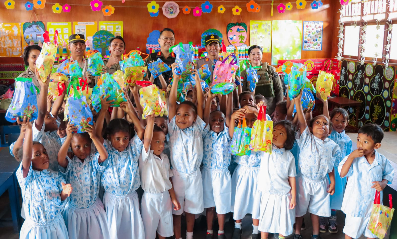 Hadirkan Senyuman di TK Negeri Pembina Oksibil, Satgas Ops Damai Cartenz-2025 Bangkitkan Semangat Anak-Anak Papua