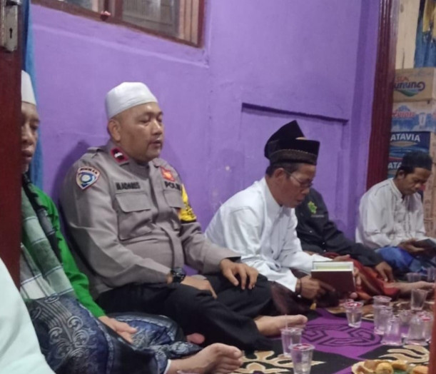 Bhabinkamtibmas Kelurahan Medan Satria Hadiri Haul dan Rowahan, Sampaikan Imbauan Kamtibmas