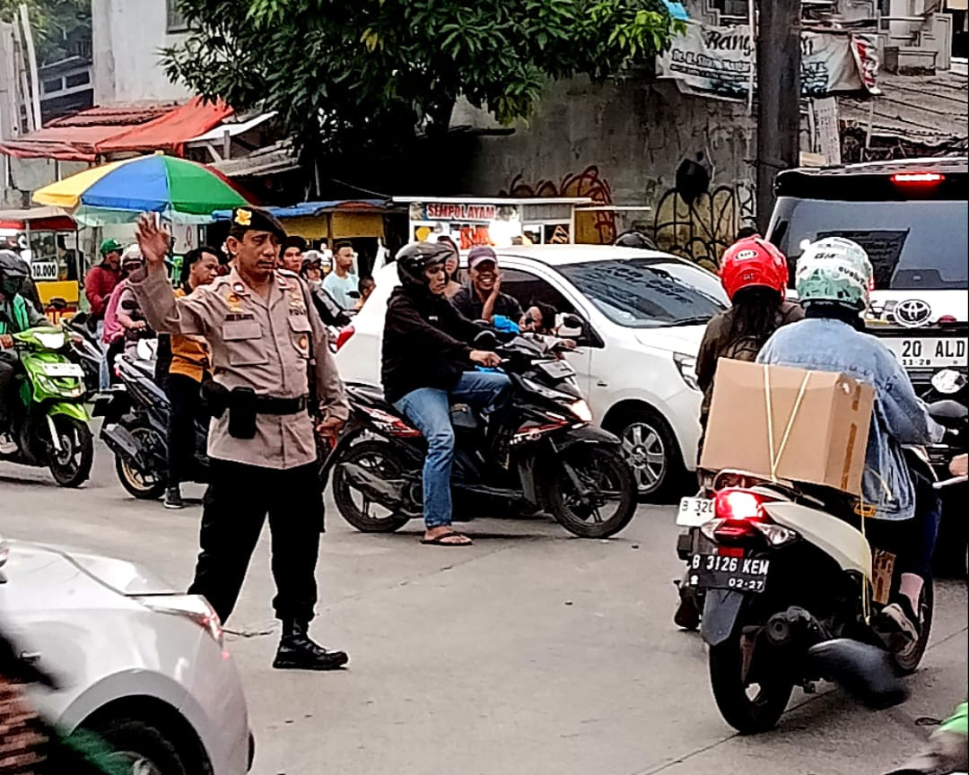 Bentuk Pengabdian Polri, Hadir Melayani di Titik Kemacetan Pagi Hari