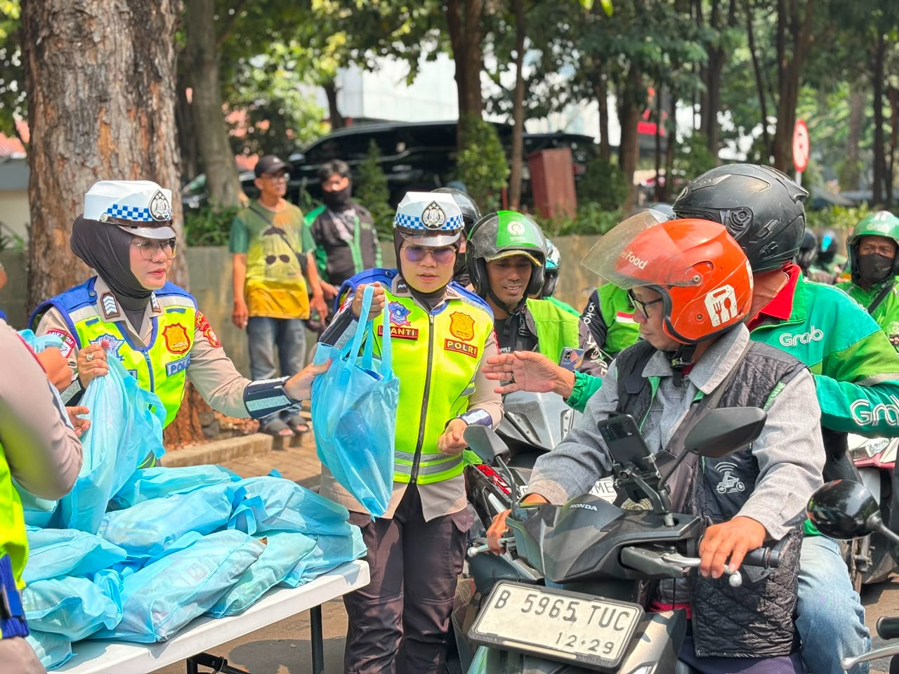 Jumat Peduli, Polda Metro Jaya Pererat Silaturahmi dengan Pengemudi Ojol