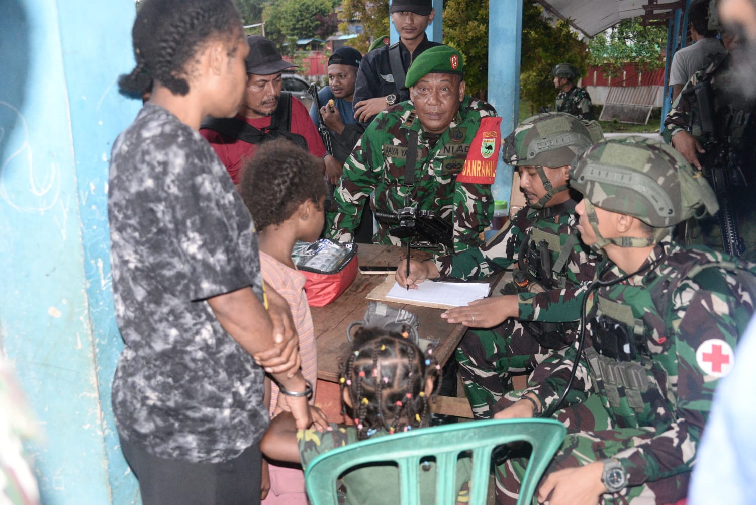 Tim Patroli Gabungan Koops TNI Papua Evakuasi 21 Pengungsi di Aifat Timur Jauh Maybrat