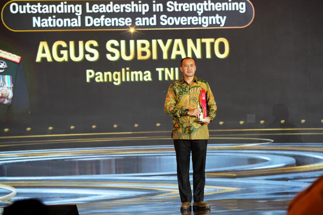 Panglima TNI Raih Penghargaan Outstanding Leadership di CNN Indonesia Awards 2025