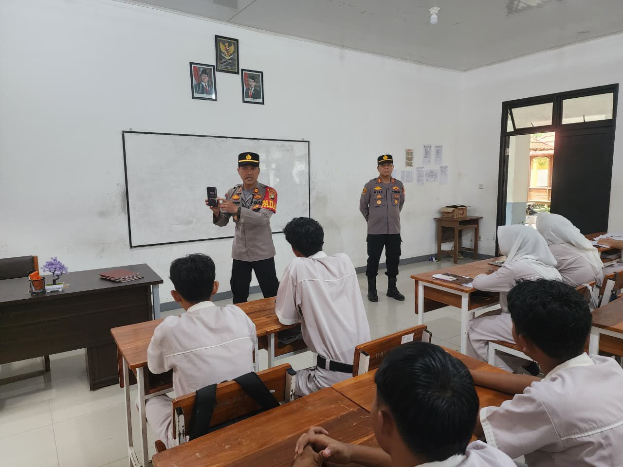 Cegah kenakalan remaja,Polsek cabangbungin Gencerkan police goes to School di SMAN 1 Cabangbungin