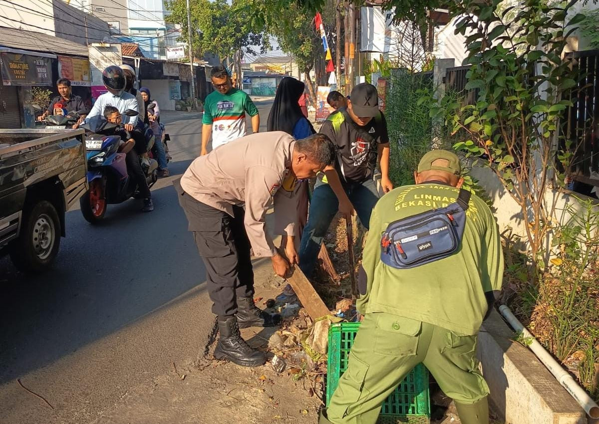 Sinergi TNI - Polri dan Warga: Giat K3 di Jakasampurna Wujudkan Lingkungan Bersih dan Nyaman