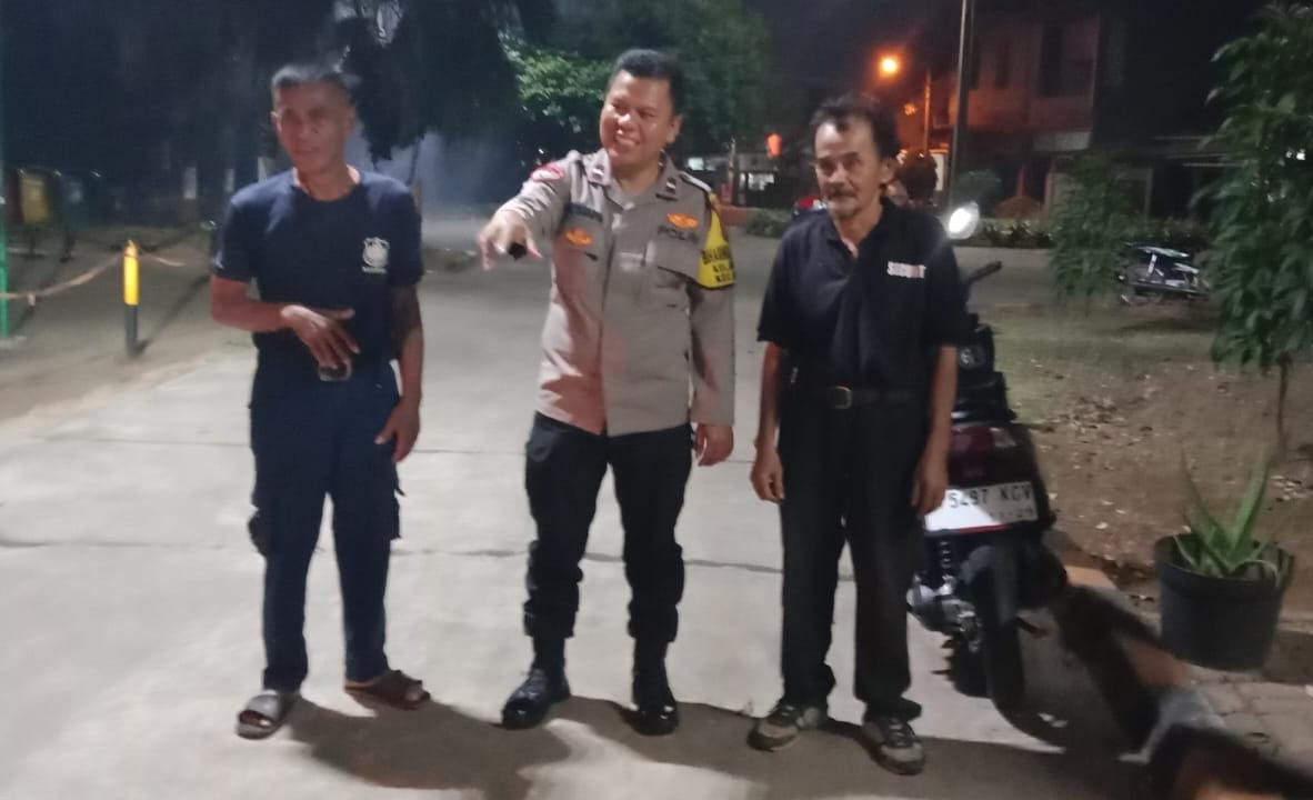 Sambang Keamanan Komplek Danamon, Bhabinkamtibmas Jatisari Imbau Sekuriti Tingkatkan Kewaspadaan
