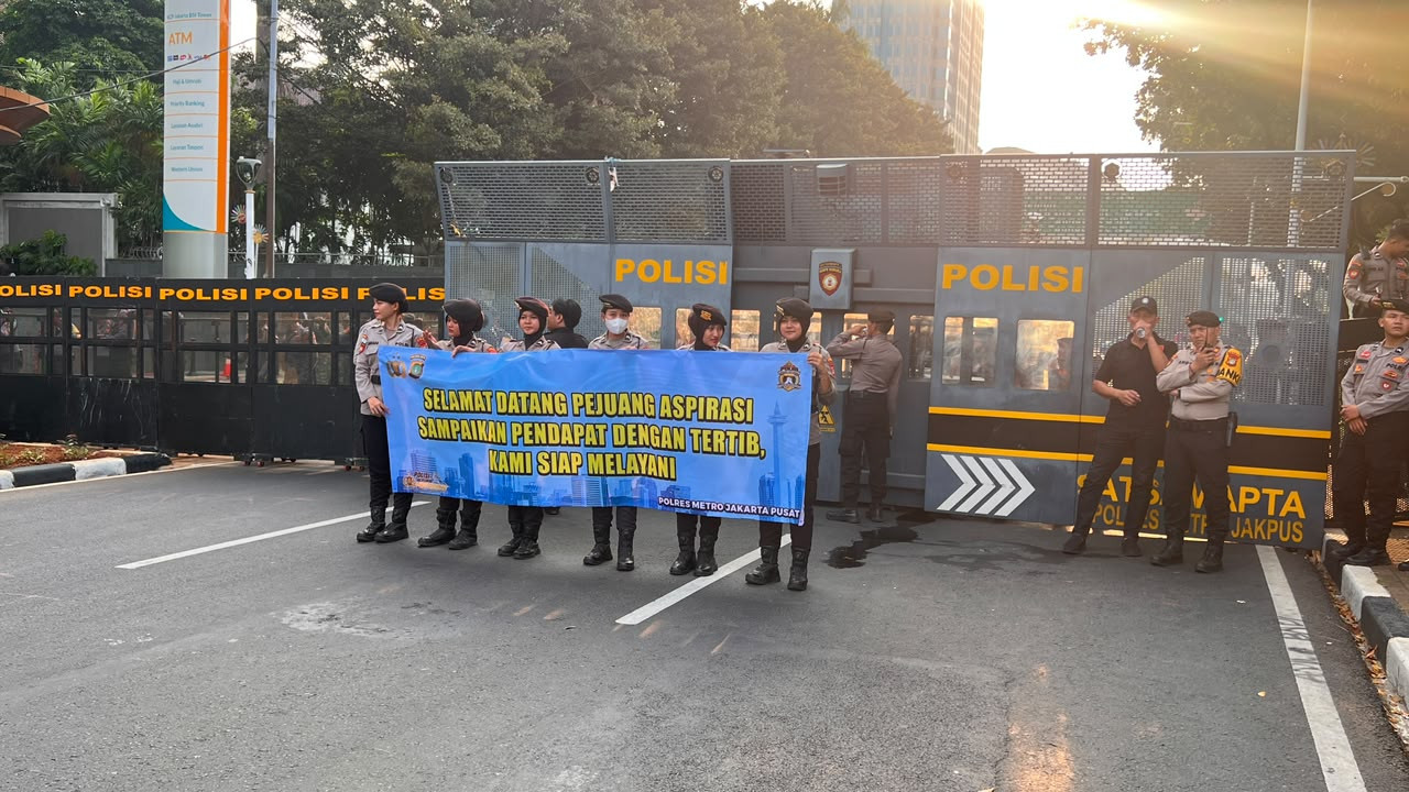 Polisi Bersama Masyarakat, Polwan Sambut Peserta Aksi dengan Spanduk dan Dialog Humanis