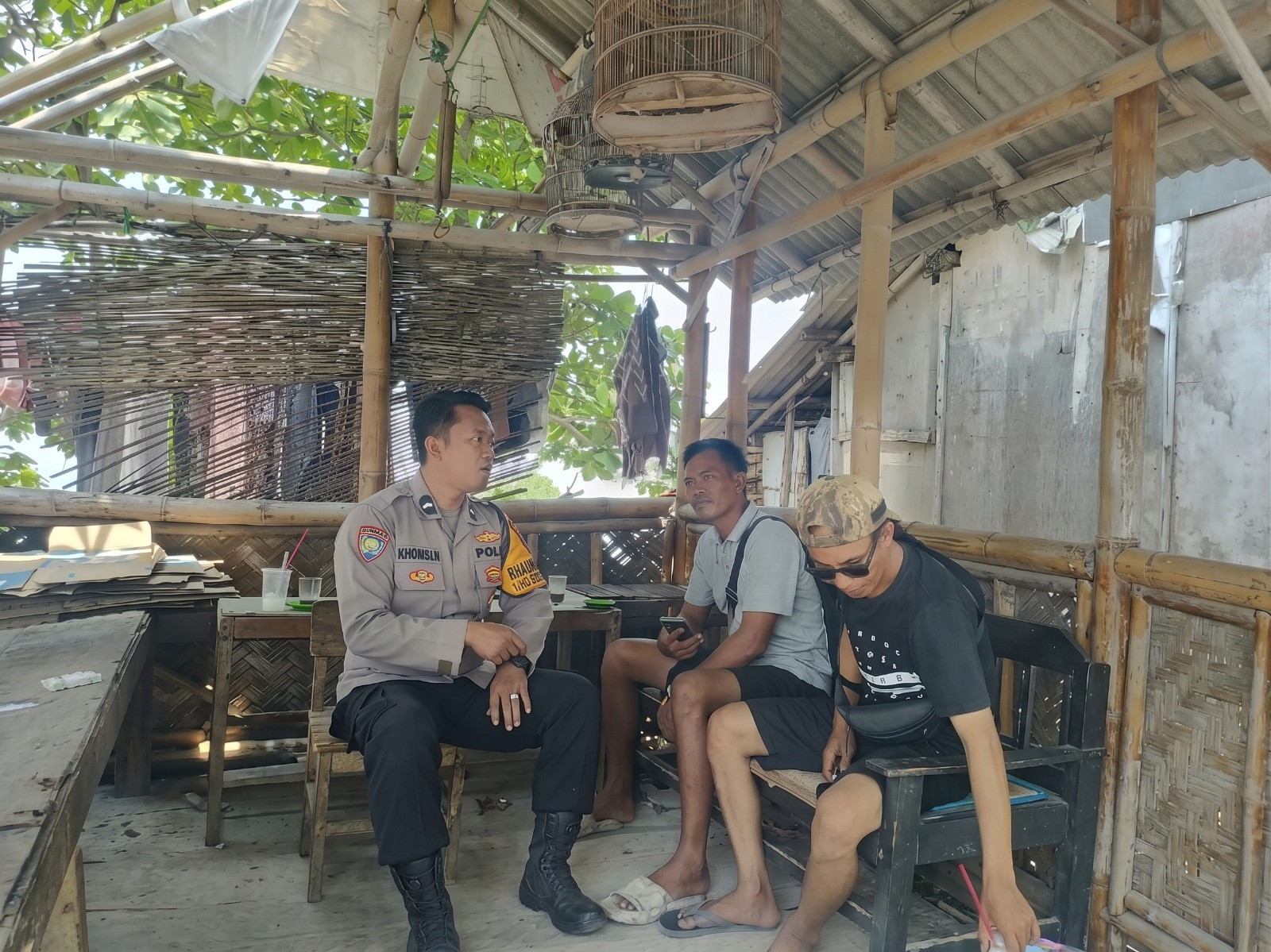 Jaga Jakarta di Pulau Pari, Bhabinkamtibmas Sosialisasikan Layanan Polisi 110 dan Imbau Warga Jaga Kamtibmas