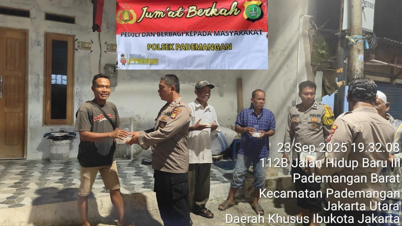 Polsek Pademangan Gelar Jumat Berkah, Bagikan Nasi Kotak ke Warga