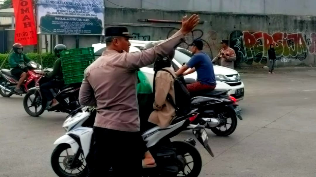 Polsek Bekasi Selatan Kerahkan Personelnya di Titik Rawan Macet Pagi Hari