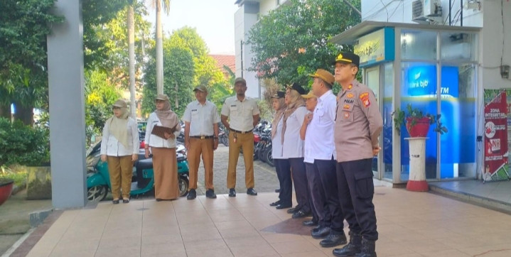 Apel Gabungan Tiga Pilar dan Sosialisasi Pengendalian Gratifikasi Digelar di Plaza Kecamatan Bekasi Timur