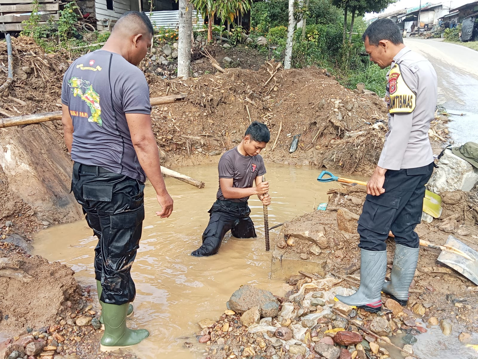 Gotong Royong Pascabanjir, Polri Pulihkan Drainase Tersumbat dan Gorong-gorong di Rusip Antara