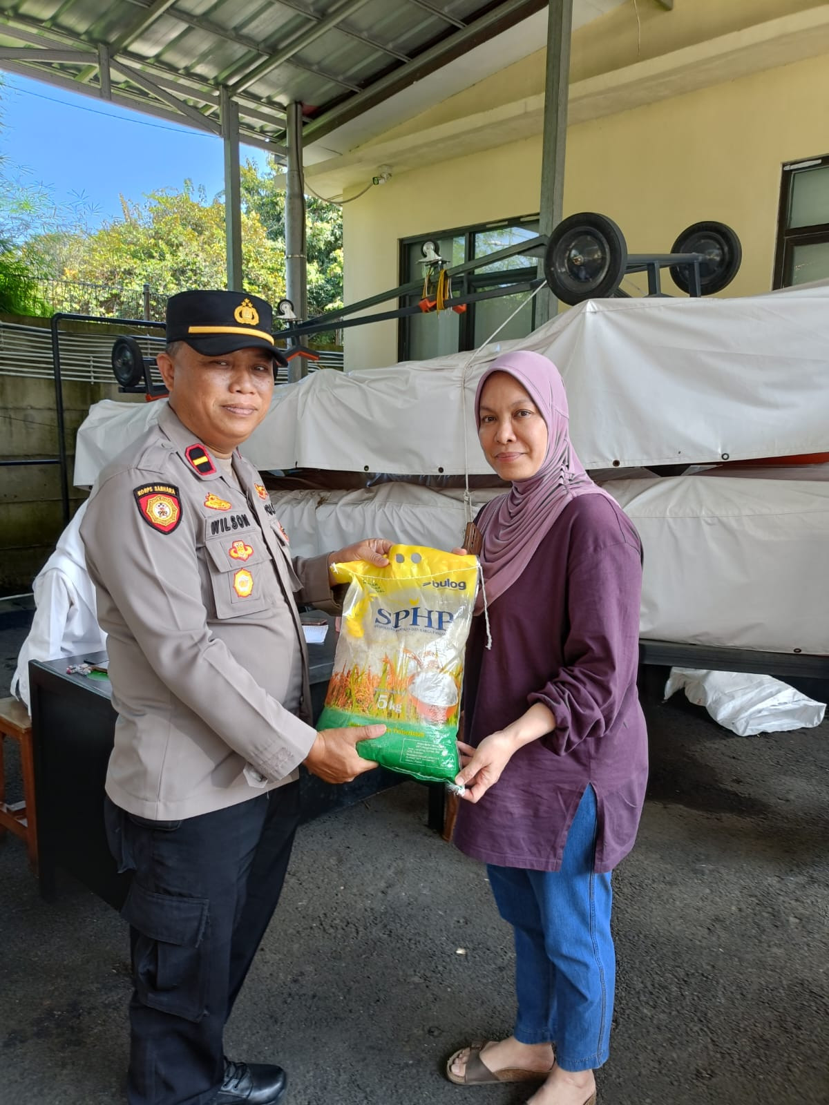 Polsek Kelapa Gading Gelar Gerakan Pangan Murah Bersama Bulog, 405 Kg Beras Ludes dalam Satu Jam