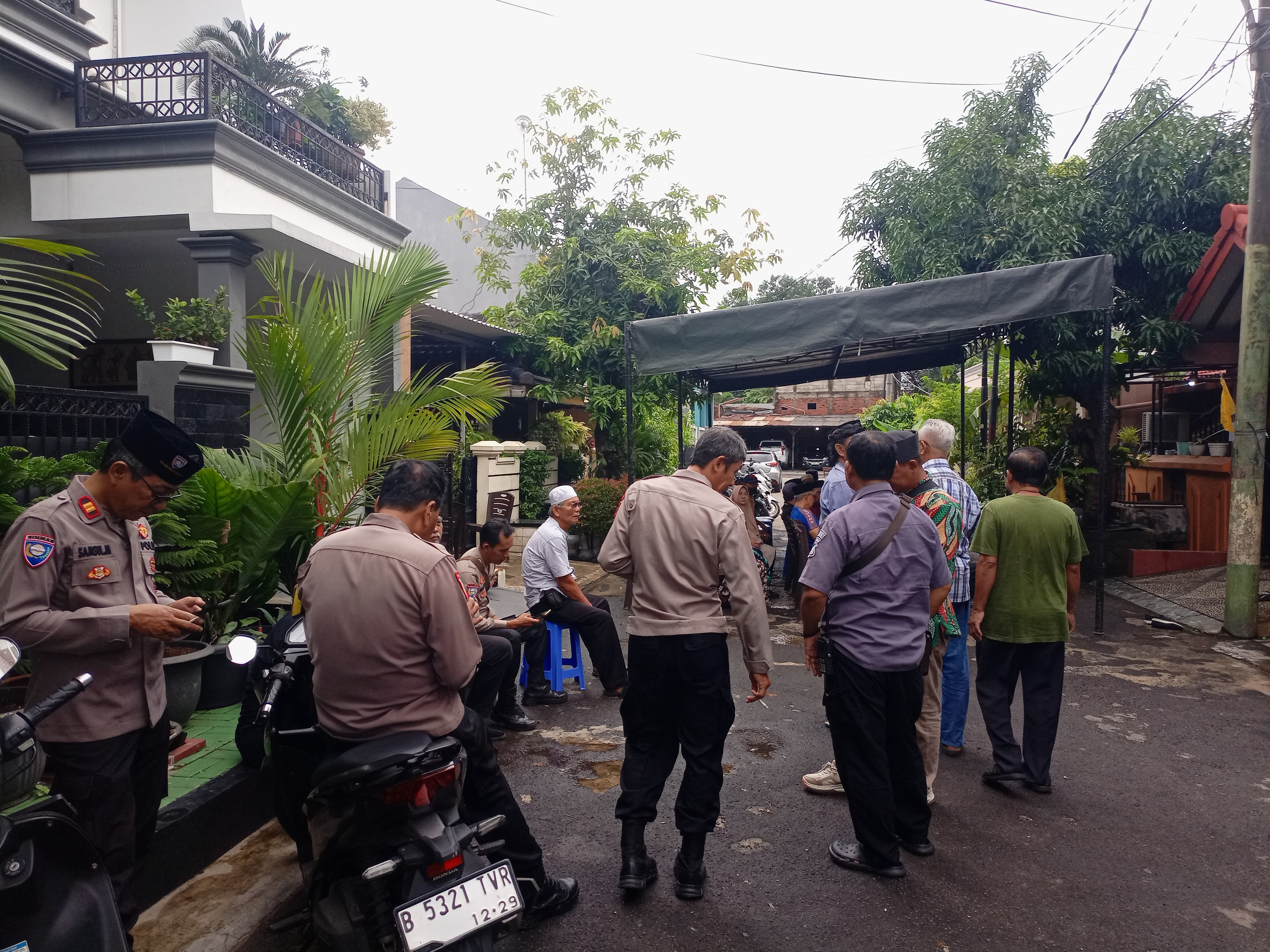 Polisi Hadir di Tengah Duka, Kanit Binmas Bekasi Barat Bertakziah ke Rumah Anggota Pokdarkamtibmas