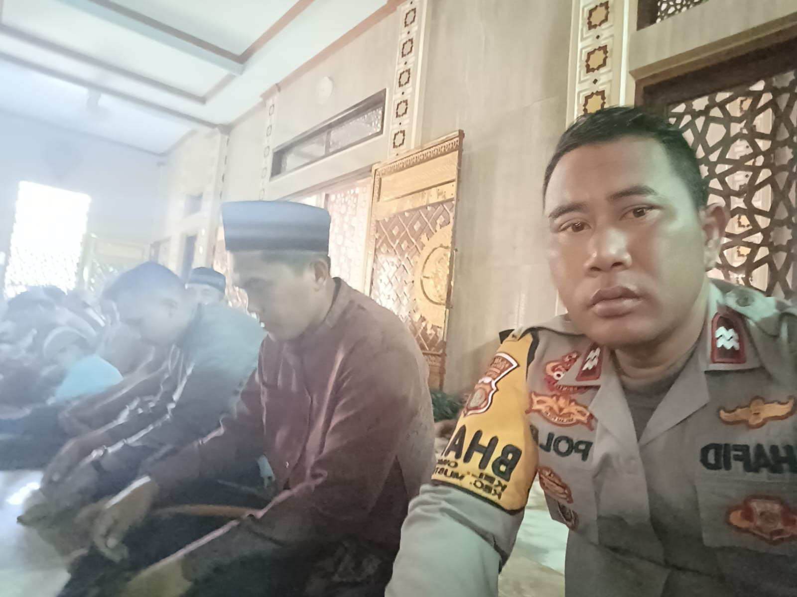 SINERGITAS TNI-POLRI MELAKSANAKAN SHOLAT JUM'AT KELILING DI KELURAHAN CIMUNING