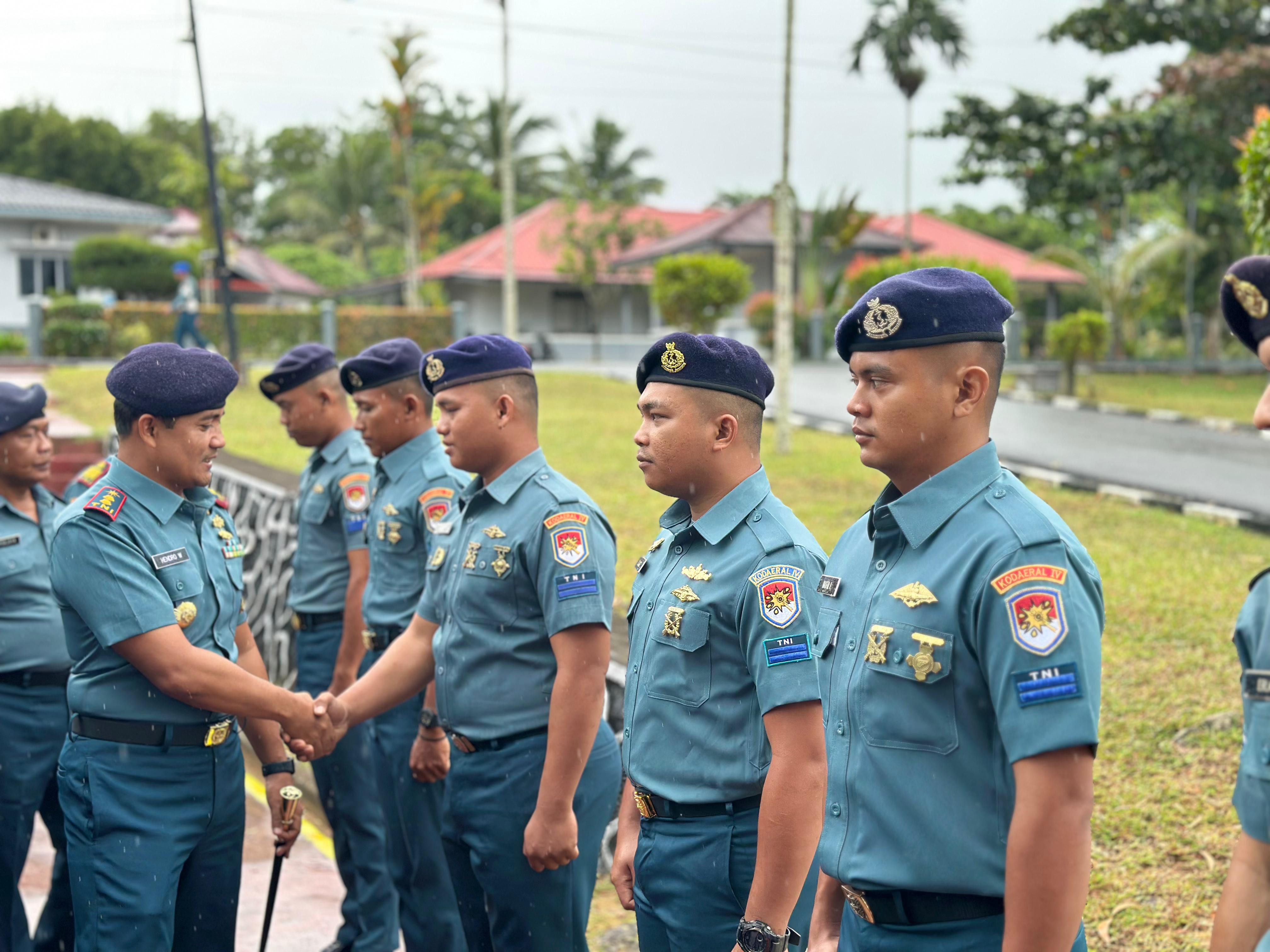 Danlanal Dabo Singkep Pimpin Upacara Kenaikan Pangkat Personel Lanal Dabo Singkep di Tengah Guyuran Hujan