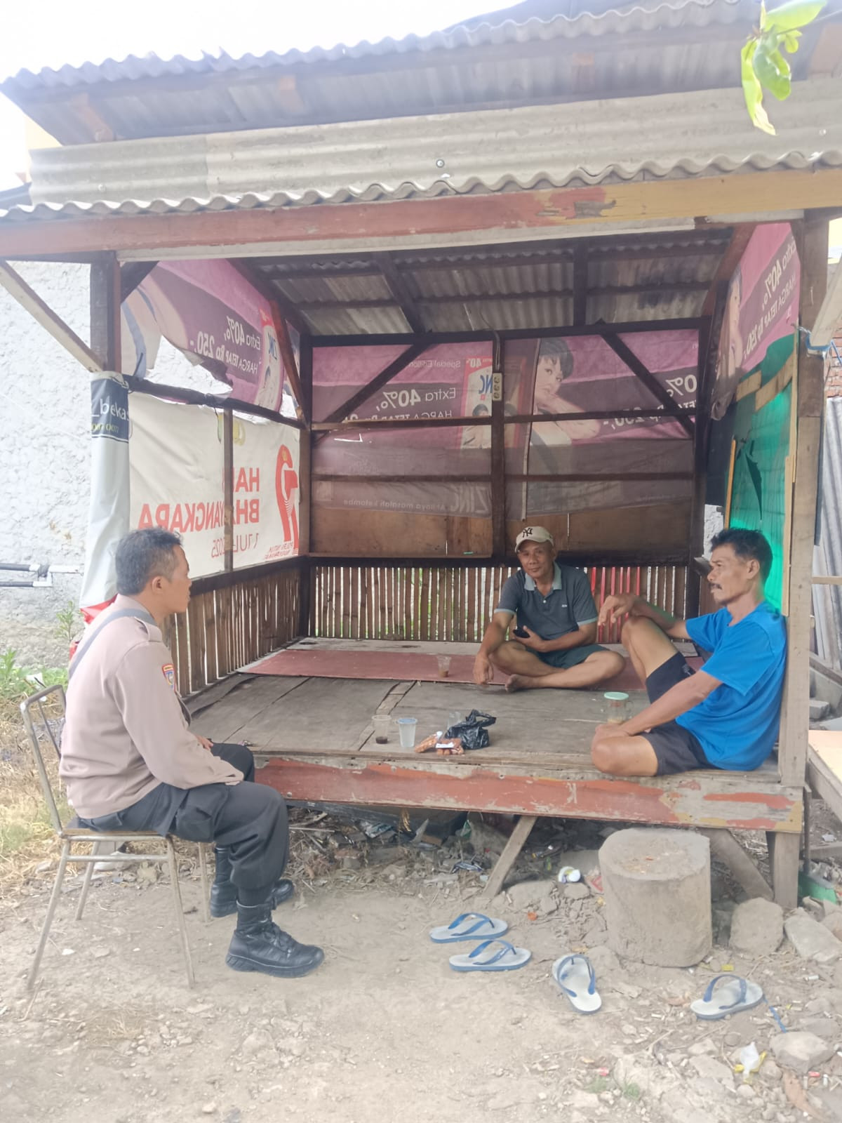 Perkuat Kemitraan Warga, Polsek Bekasi Utara Sambangi Pos Kamling Kaliabang Tengah