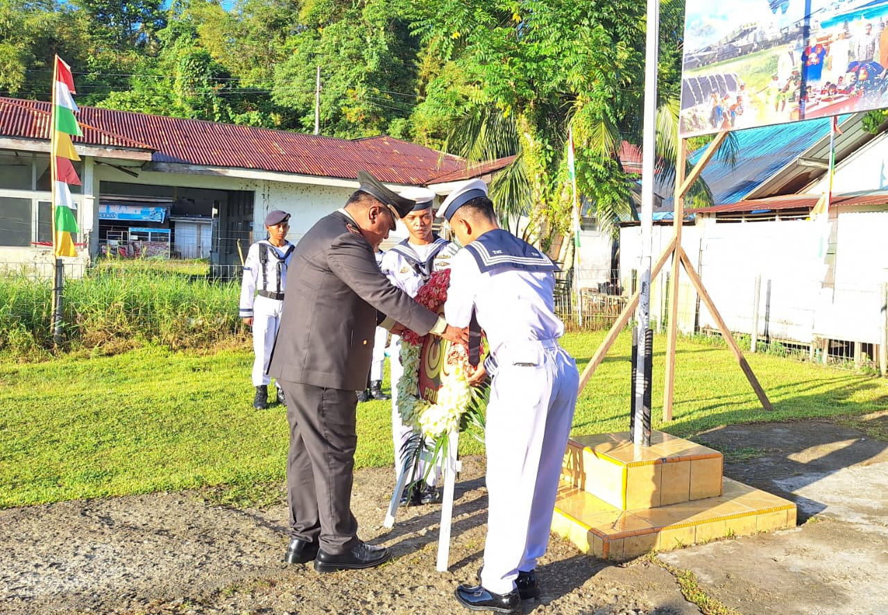 Sinergitas Lanal Simeulue Laksanakan Upacara Ziarah Nasional dan Tabur Bunga Dalam Rangkaian HUT Ke-80 TNI Tahun 2025