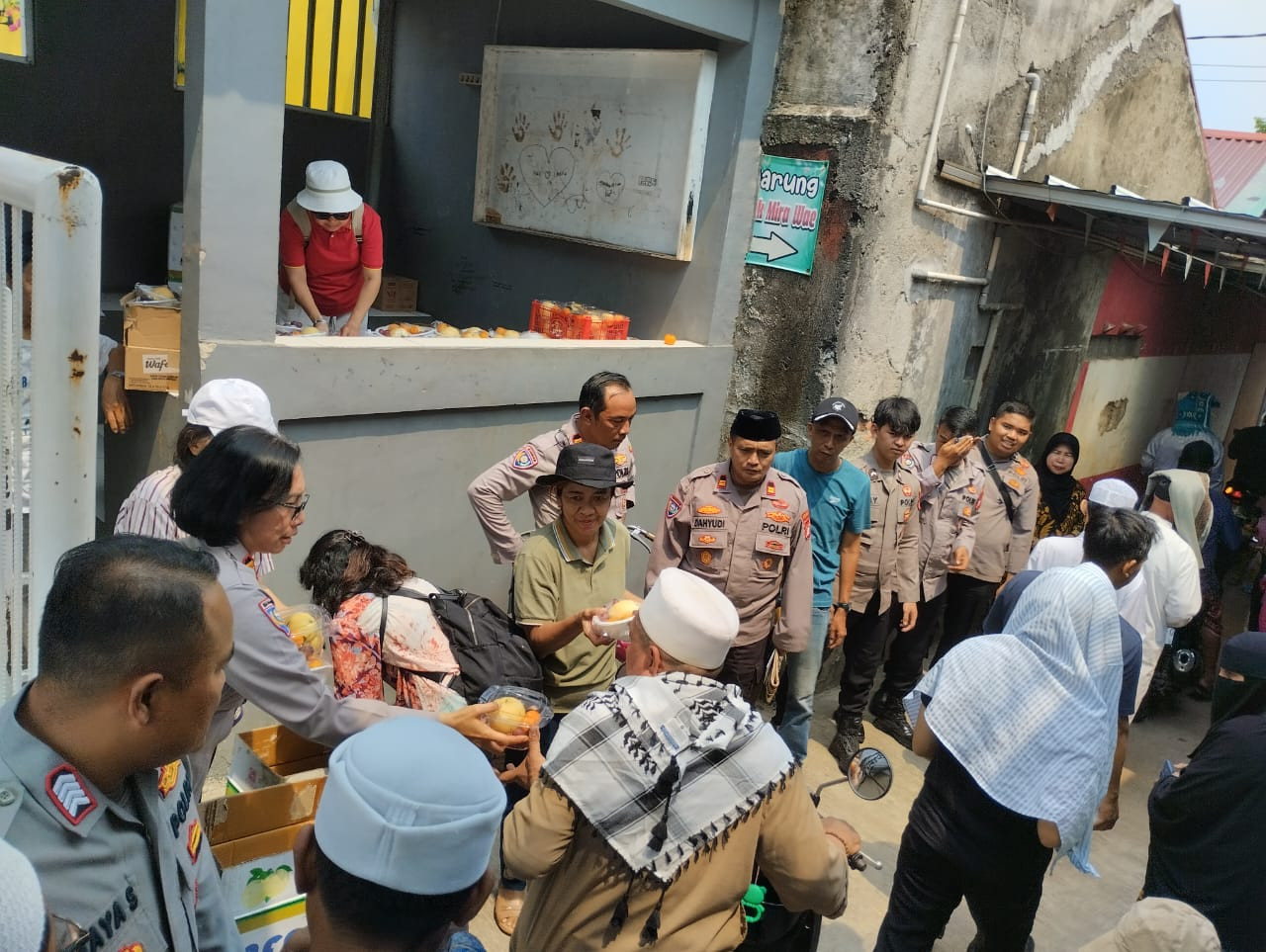 Polsek Medansatria dan Sat Binmas Polres Metro Bekasi Kota Gelar Jumat Berkah Bersama Donatur Harapan Indah