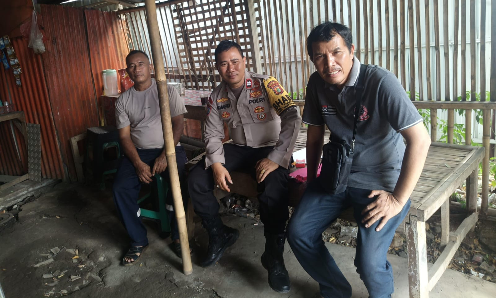 Pererat Hubungan dengan Warga, Bhabinkamtibmas Cimuning Sambangi Lingkungan dan Sampaikan Pesan Kamtibmas