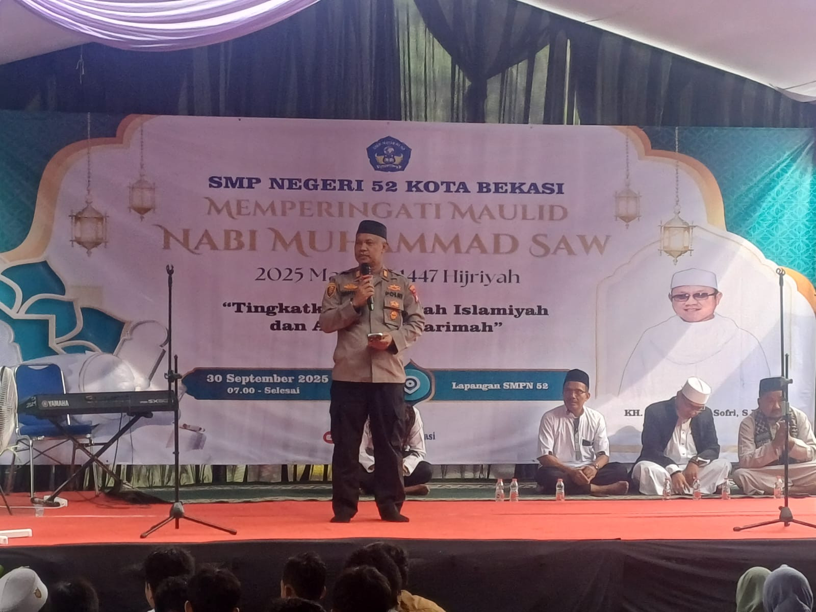 Kapolsek Bekasi Barat Hadiri Peringatan Maulid Nabi di SMPN 52, Sampaikan Himbauan Kamtibmas kepada Pelajar