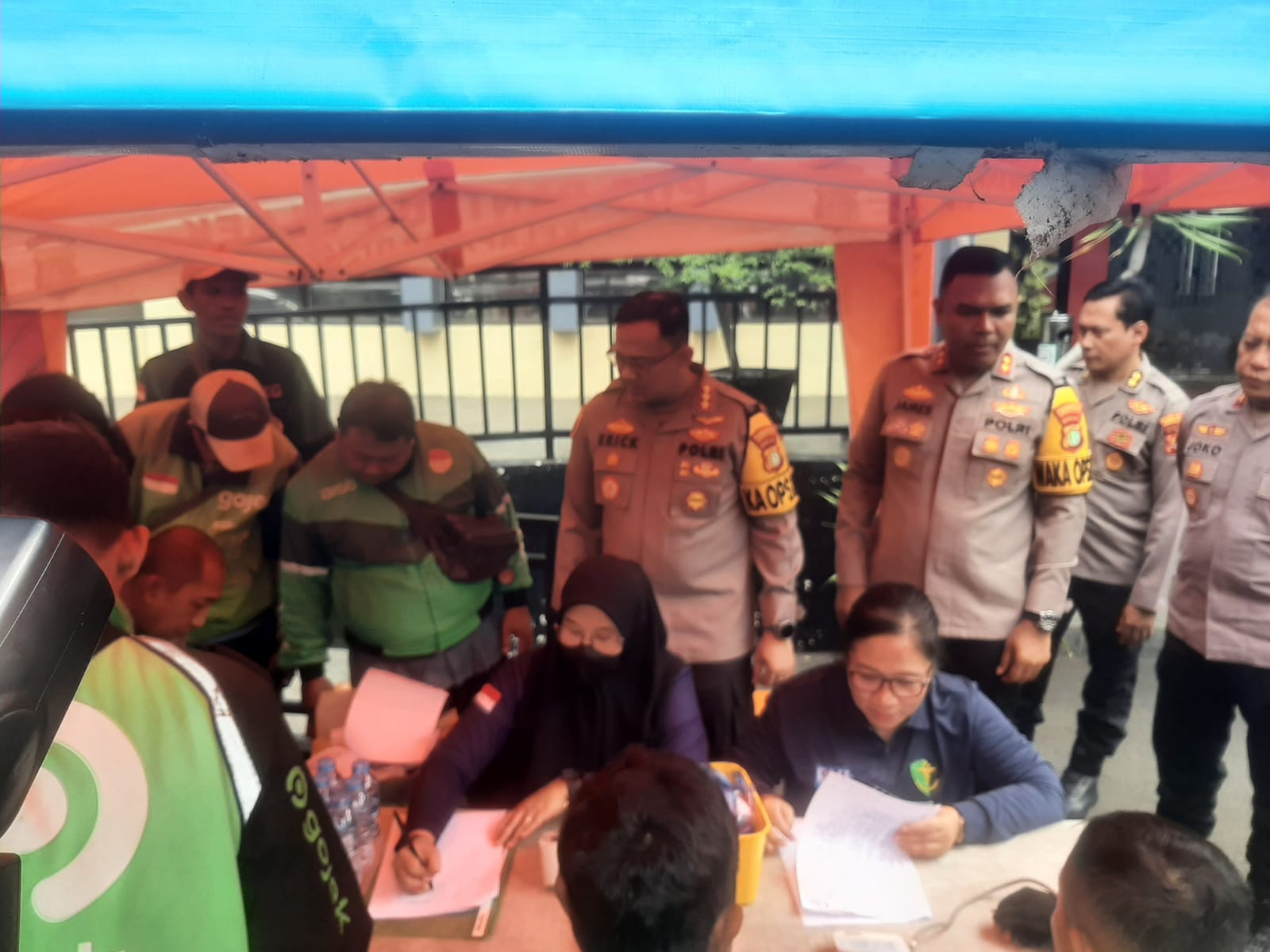 Jumat Peduli, Polres Metro Jakarta Utara dan Polsek Kelapa Gading Berbagi Bersama Komunitas Ojol