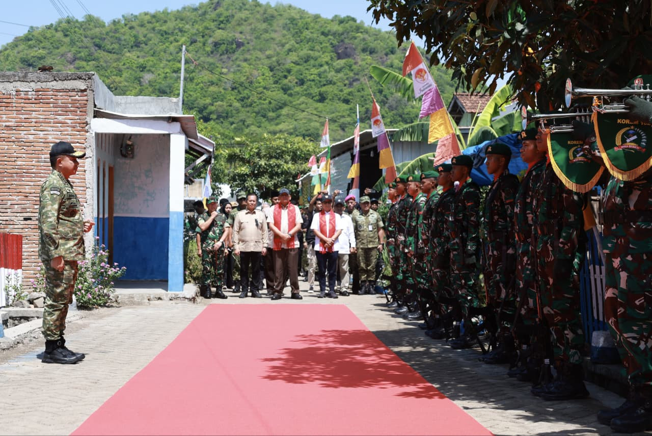 Panglima TNI Dampingi Menhan RI Tinjau Yonif TP 835/Samota Yudha Bhakti di Sumbawa