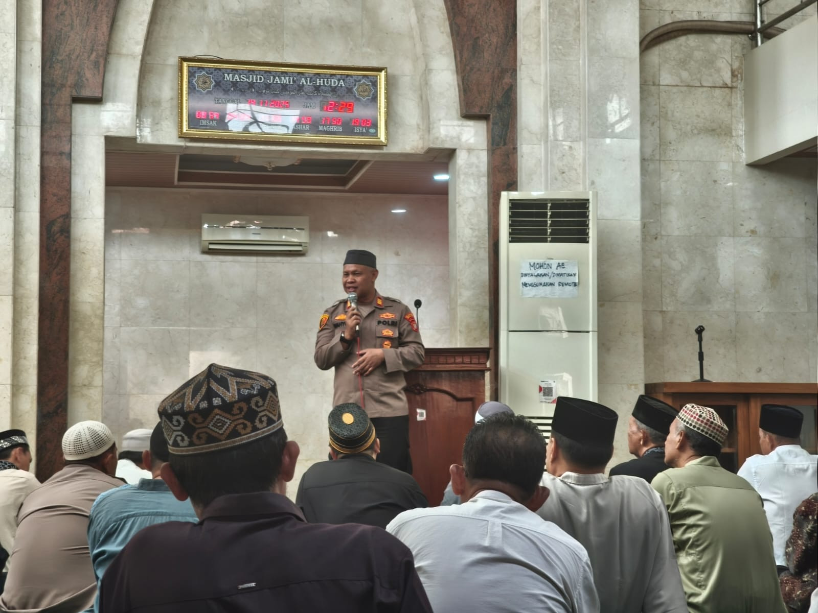 Jumat Keliling, Kapolsek Bekasi Barat Ajak Orang Tua Awasi Penggunaan Handphone Anak