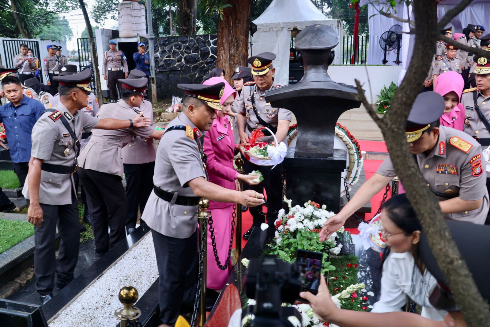 Jelang Hari Bhayangkara Ke-79, Kapolda Metro Jaya Ziarah Ke TMP Tanah Kusir