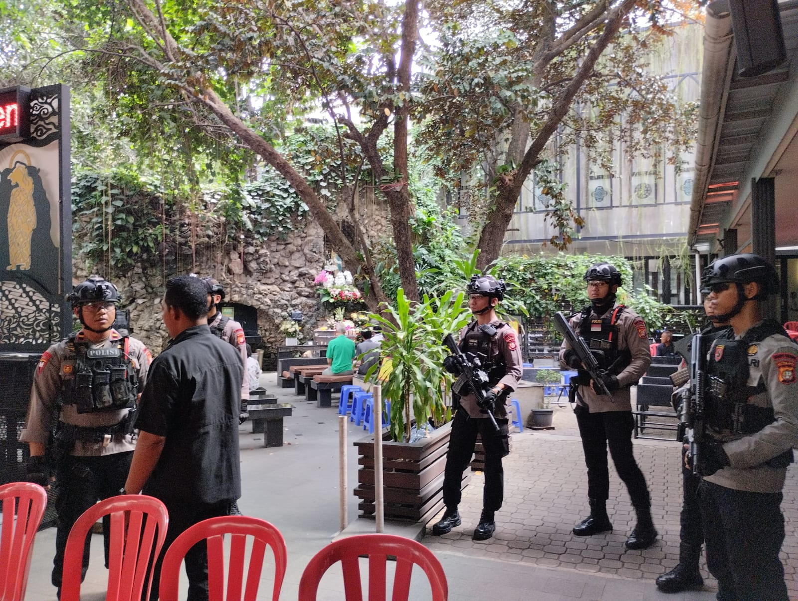 Satuan Brimob Polda Metro Jaya Melaksanakan Patroli, Pengamanan dan Sterilisasi dalam Rangka Ibadah Misa Kenaikan Isa Almasih di Gereja Katedral dan Immanuel Jakarta Pusat
