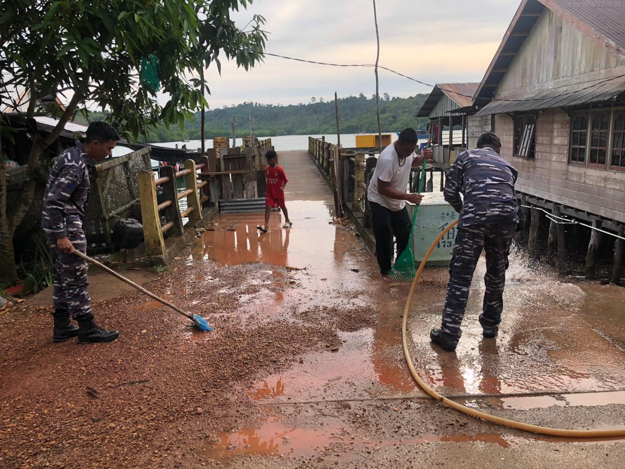 Demi Kenyamanan Pengguna Pelabuhan, Posal Pulau Mas Bersama Warga Masyarakan Bersihkan Pelabuhan