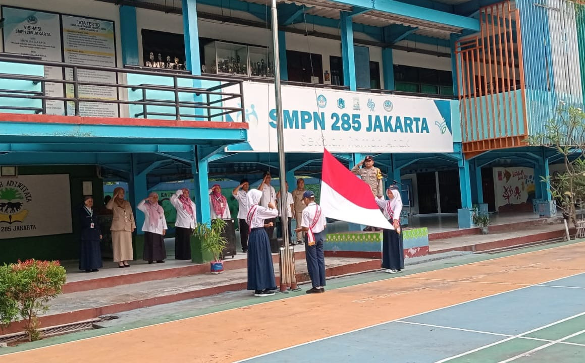 Bhabinkamtibmas Pulau Untung Jawa Jadi Pembina Upacara di SMPN 285, Tanamkan Nasionalisme Sejak Dini