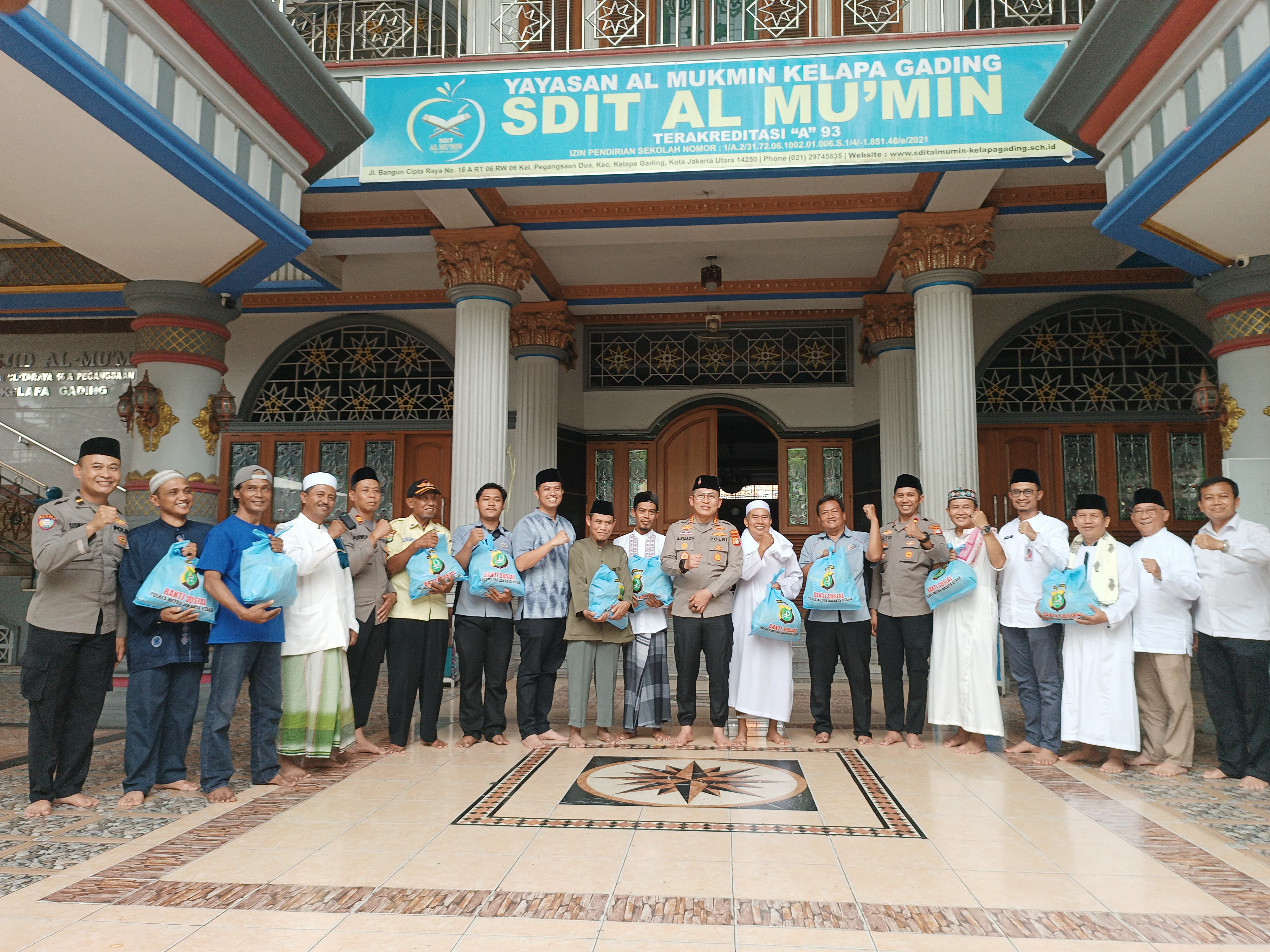 Polres Metro Jakarta Utara Jumat Berkah di Kelapa Gading : Salurkan Bantuan Sembako kepada Warga