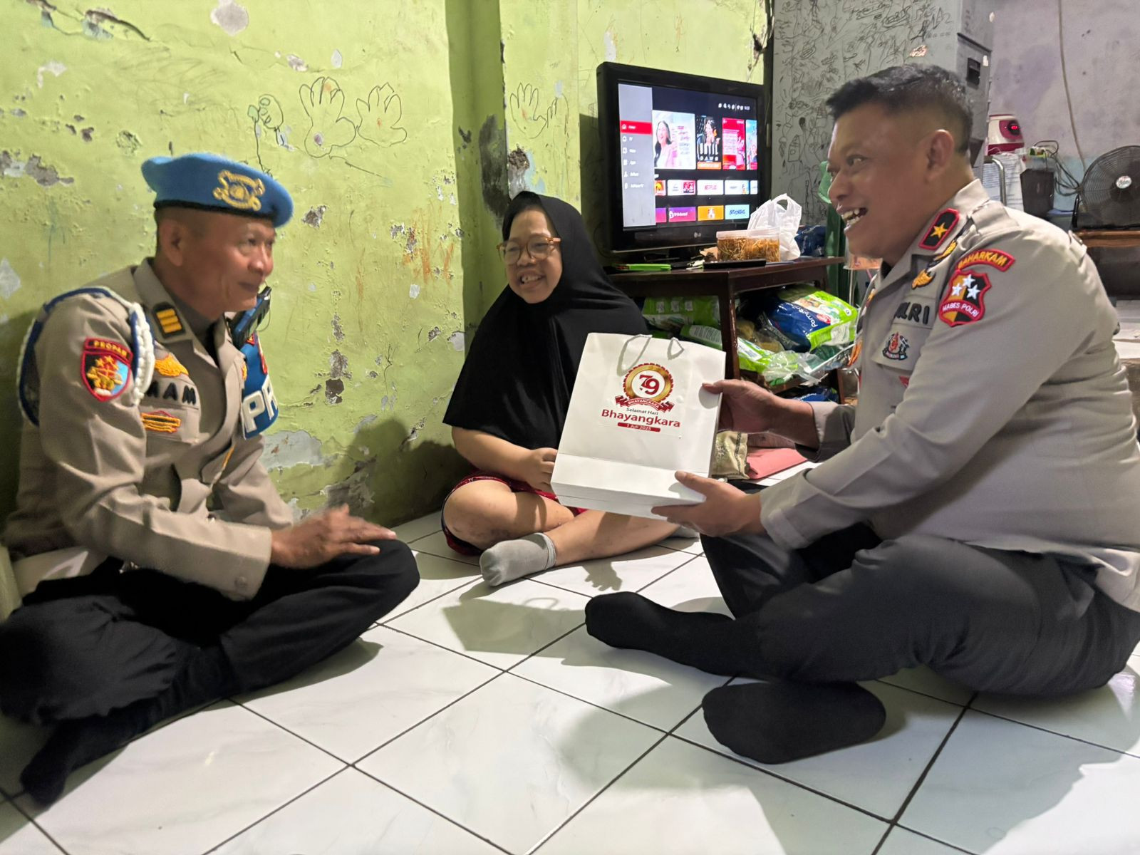 Dalam Rangka HUT Bhayangkara ke-79, Bintra Gelar Anjangsana Kunjungi Pangda Sri Suwarni