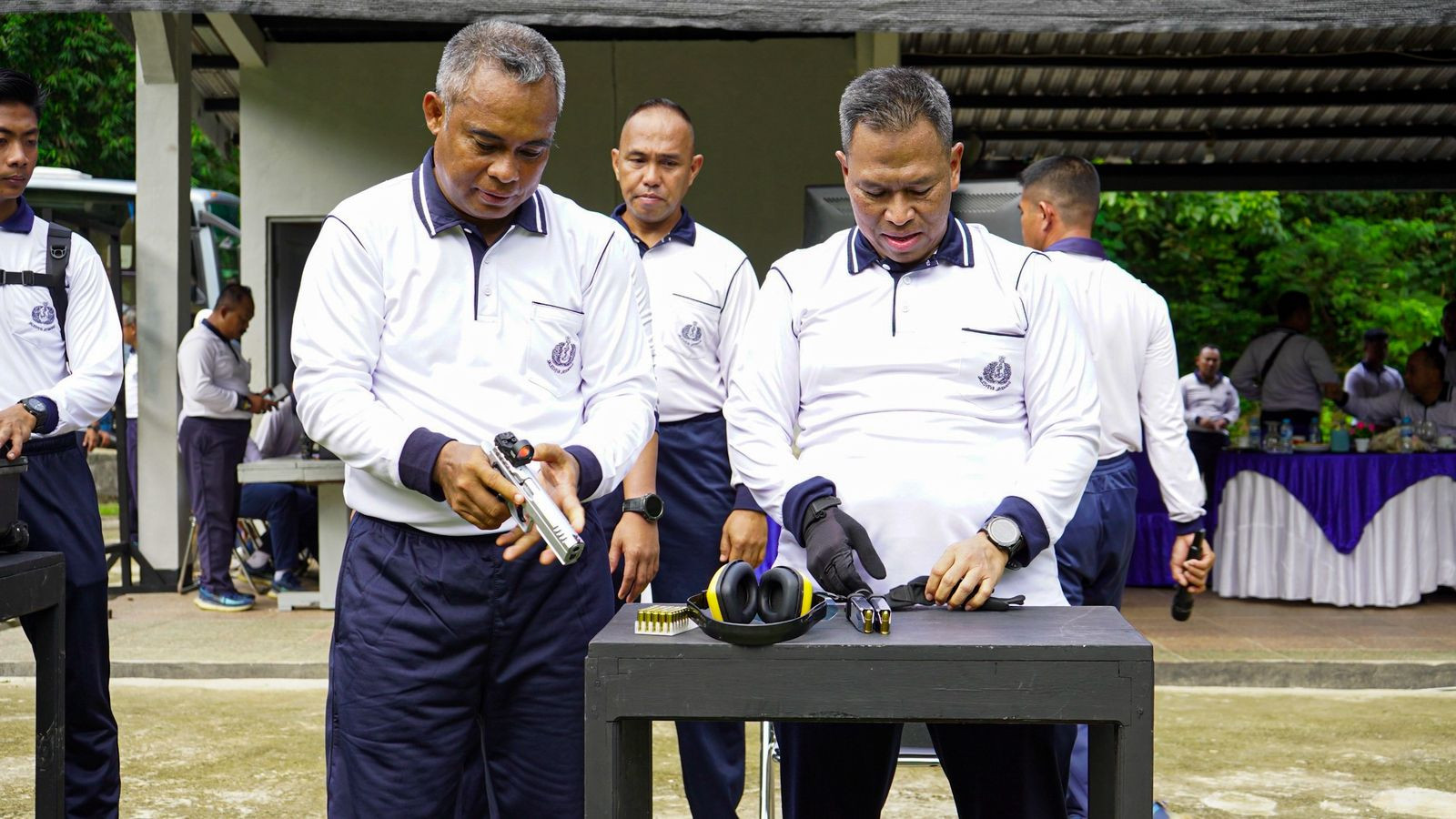 Laksamana Madya Achmad Wibisono Laksanakan Olahraga Bersama dan Menembak Dengan Prajurit Kodaeral IX