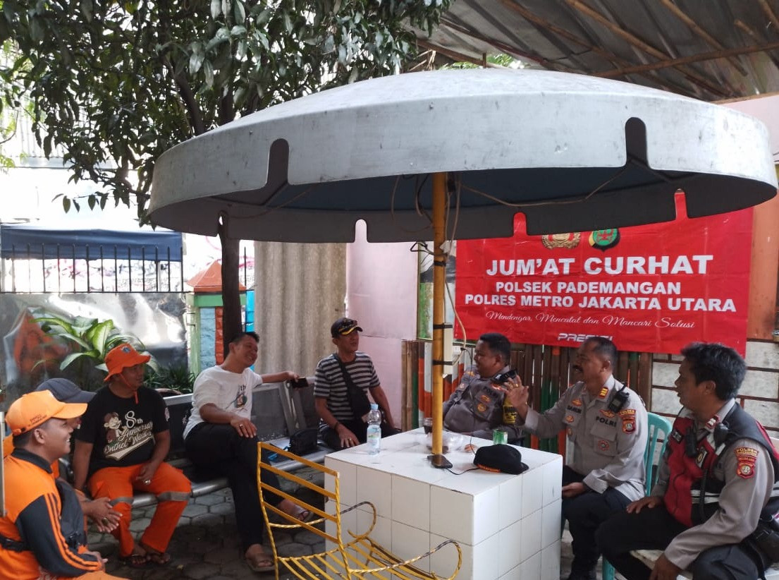 Polsek Pademangan Jalin Silaturahmi dengan Warga Lewat Program "Jum'at Curhat"