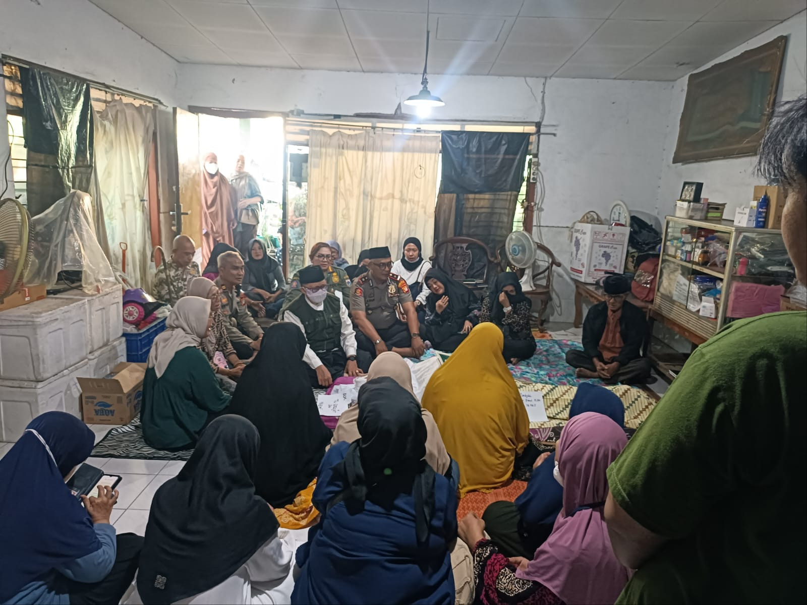 Kapolsek Koja Takziah ke Rumah Duka Tokoh Masyarakat H. Sudrajat, Wujud Kepedulian Polri kepada Warga