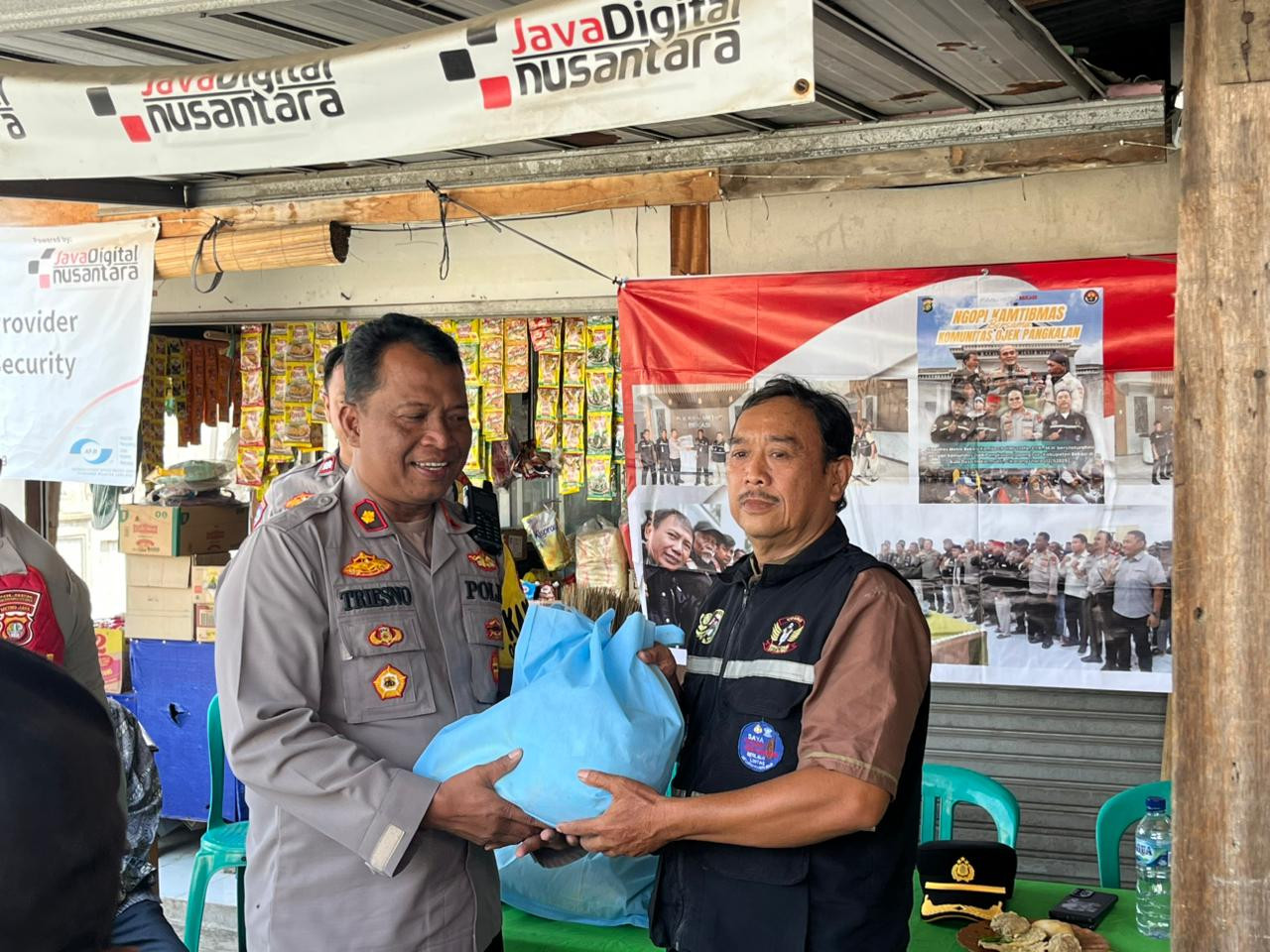 Polres Metro Bekasi Gelar Jumat Peduli, Ojek Pangkalan Cikarang Utara Terima Bantuan Sembako
