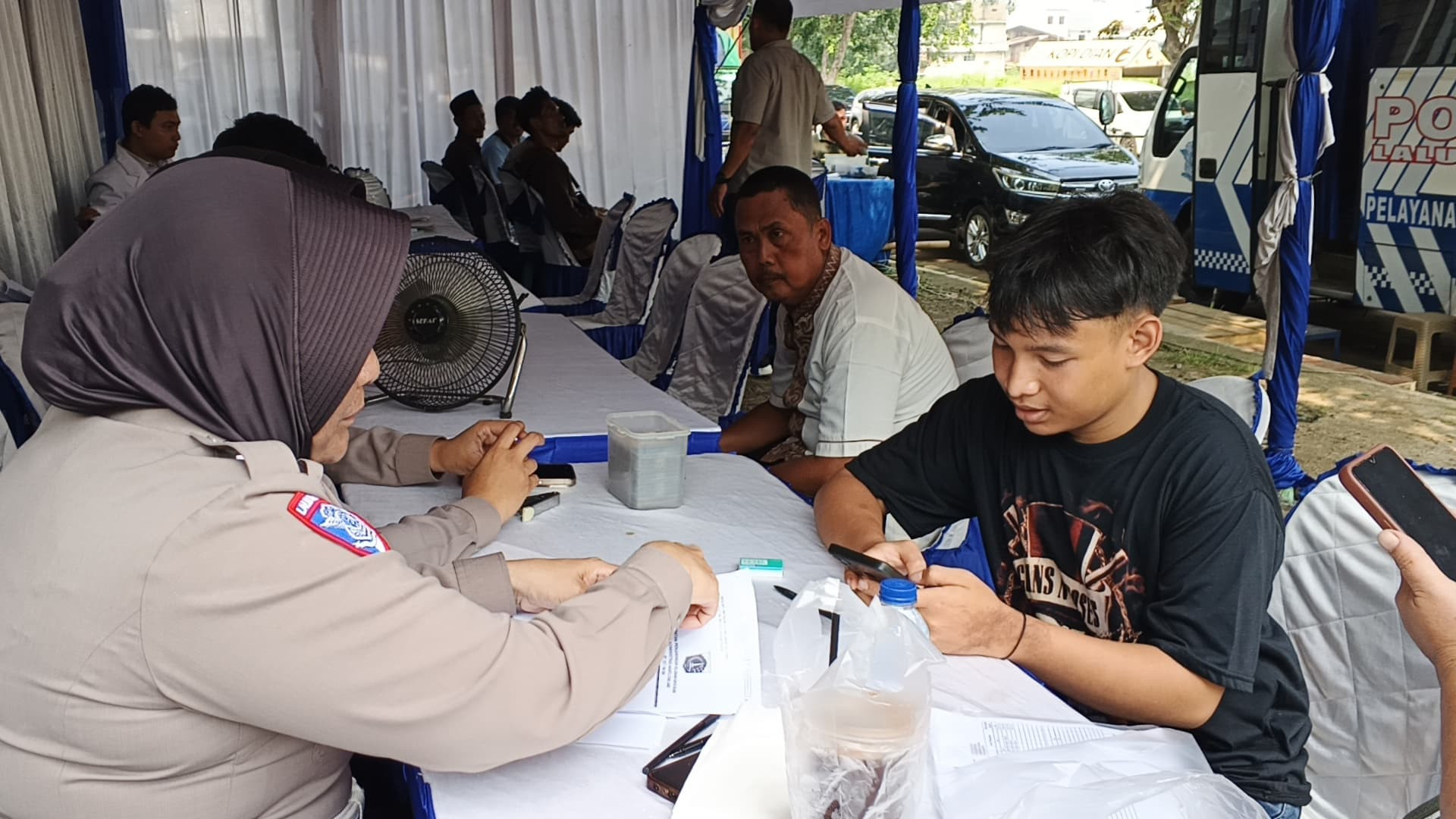 Polsek  Metro Penjaringan Bantu Warga Kapuk Muara Urus Dokumen Pasca Kebakaran