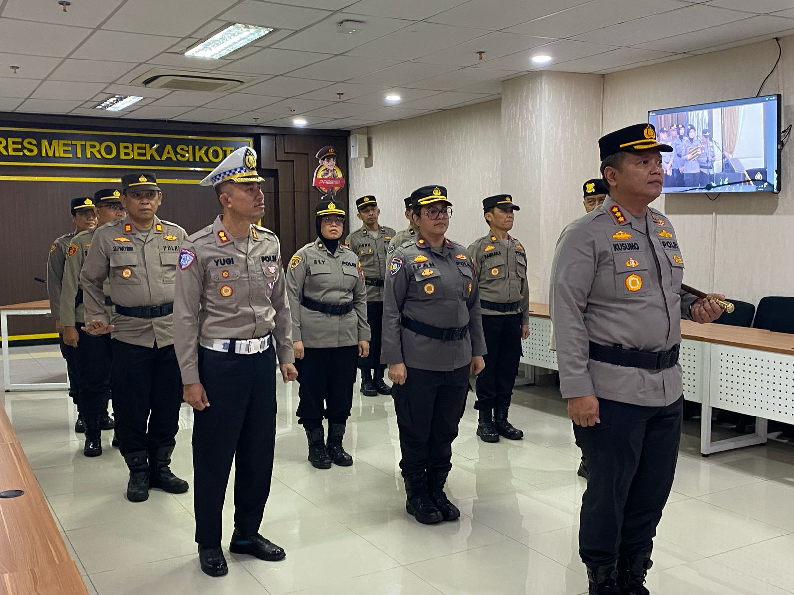 Kapolres Bersama PJU Polres Metro Bekasi Kota Mengikuti Nilai-Nilai Tribrata Dalam Rangka HUT Bhayangkara ke-79