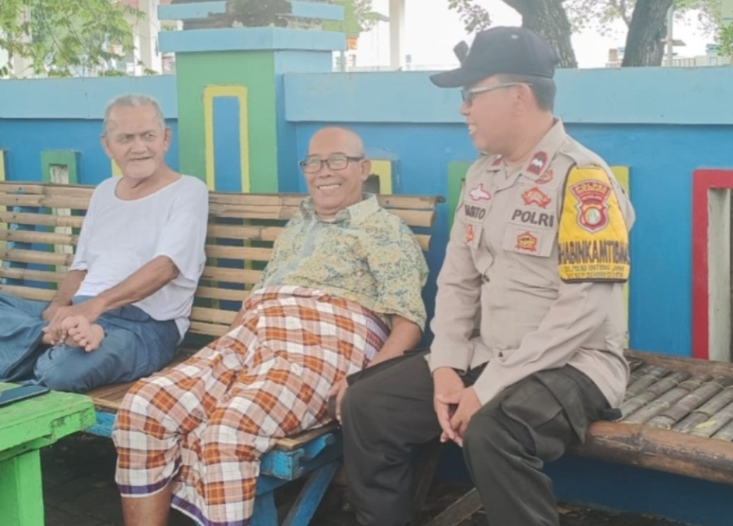 Bhabinkamtibmas Pulau Untung Jawa Ajak Warga Aktif Jaga Kamtibmas dan Waspada Hoaks