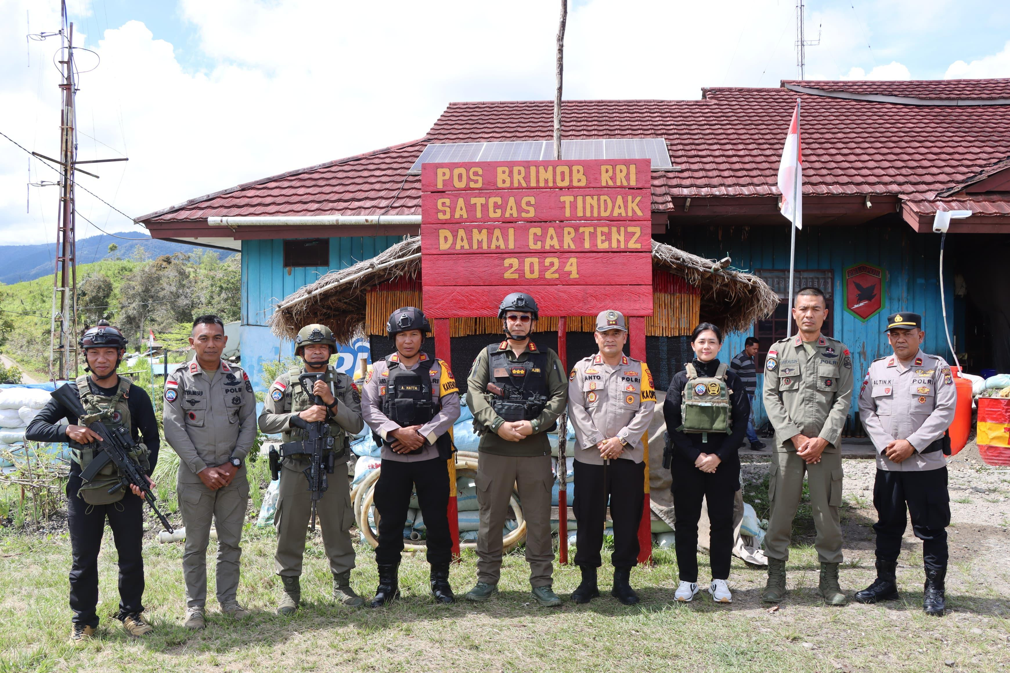 Kasatgas Humas Ops Damai Cartenz Kunjungi Pos Brimob di Oksibil dan Serambakon, Berikan Motivasi kepada Personel