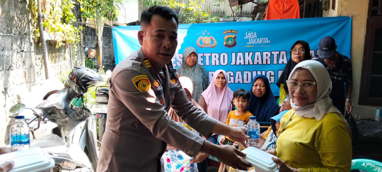 Polsek Kelapa Gading Gelar Aksi Sosial, Bagikan 300 Paket Makanan di Kampung Rawa Indah