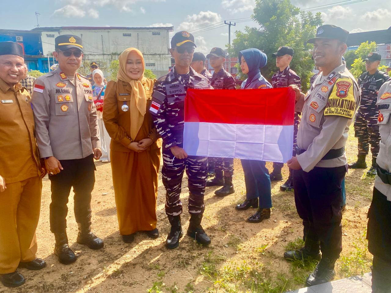 Prajurit Lanal Bintan Turut Hadiri Gerakan Pembagian Bendera Merah Putih di Bintan Utara