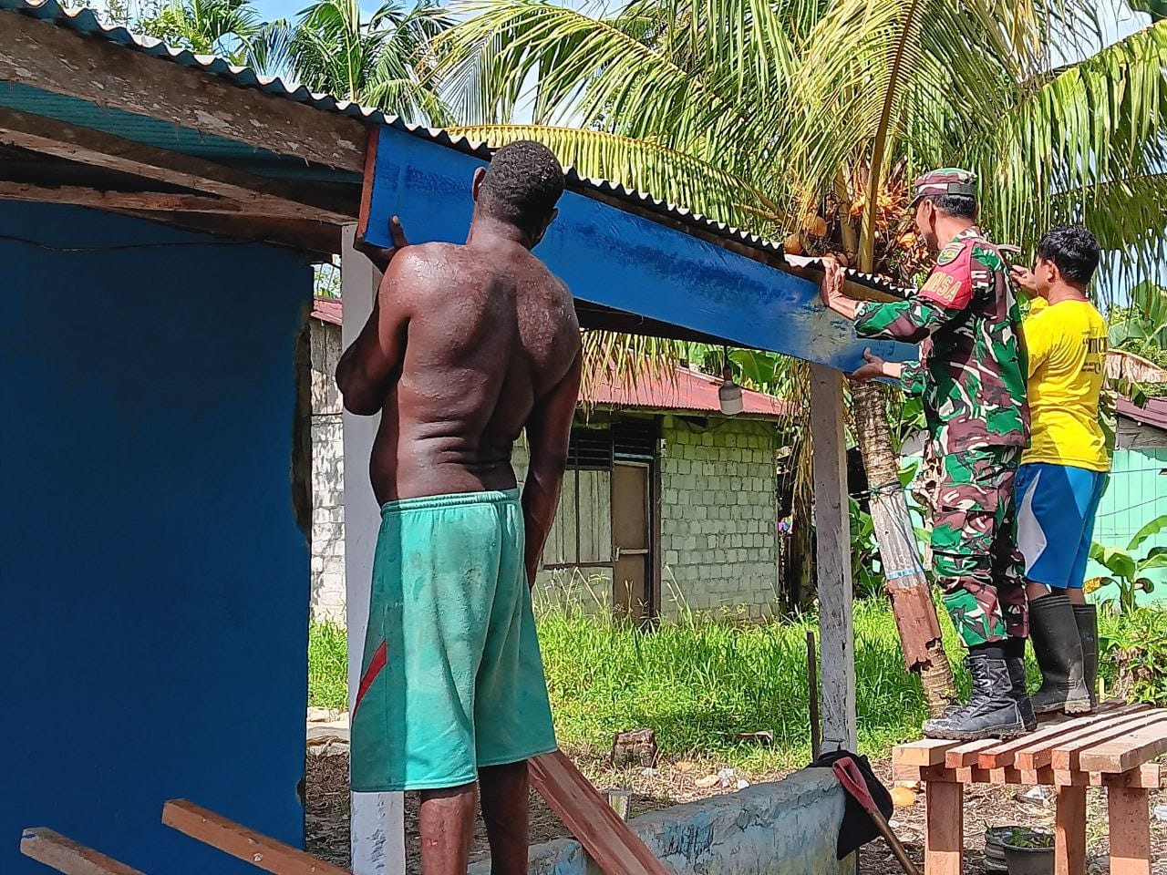 Babinsa Mapurujaya Gelar Komsos dan Bantu Warga Bangun Rumah di Kampung Hiripau