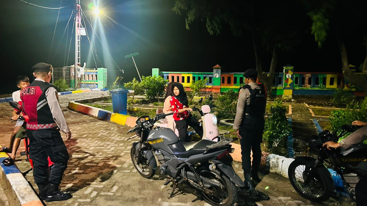 Polisi Baik Humanis Patroli Malam di Kepulauan Seribu Utara, Imbau Warga Jauhi Judi Online