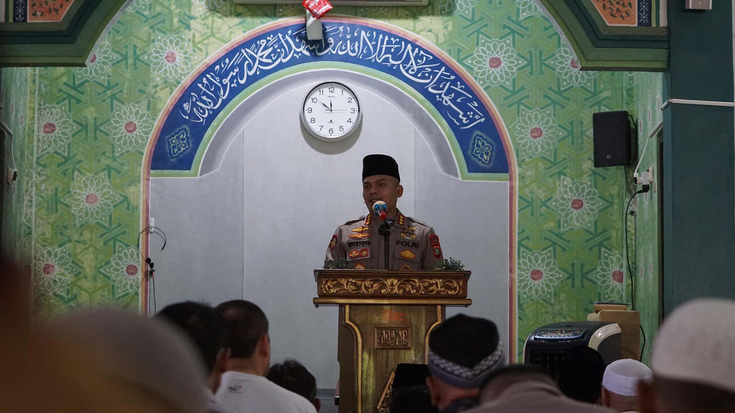 Kapolres Metro Bekasi Salurkan 25 Mushaf Al-Qur’an di Masjid Raya At-Tauhid