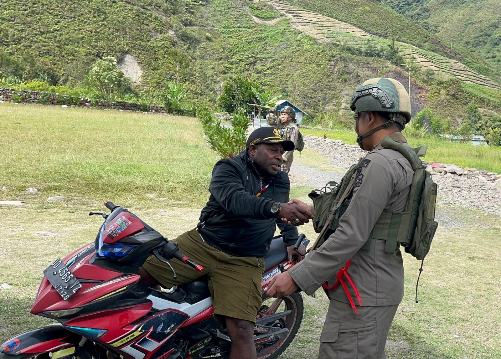 Patroli Humanis Satgas Damai Cartenz di Muara Puncak Jaya, Hadir Menyapa dan Berbagi Bersama Masyarakat