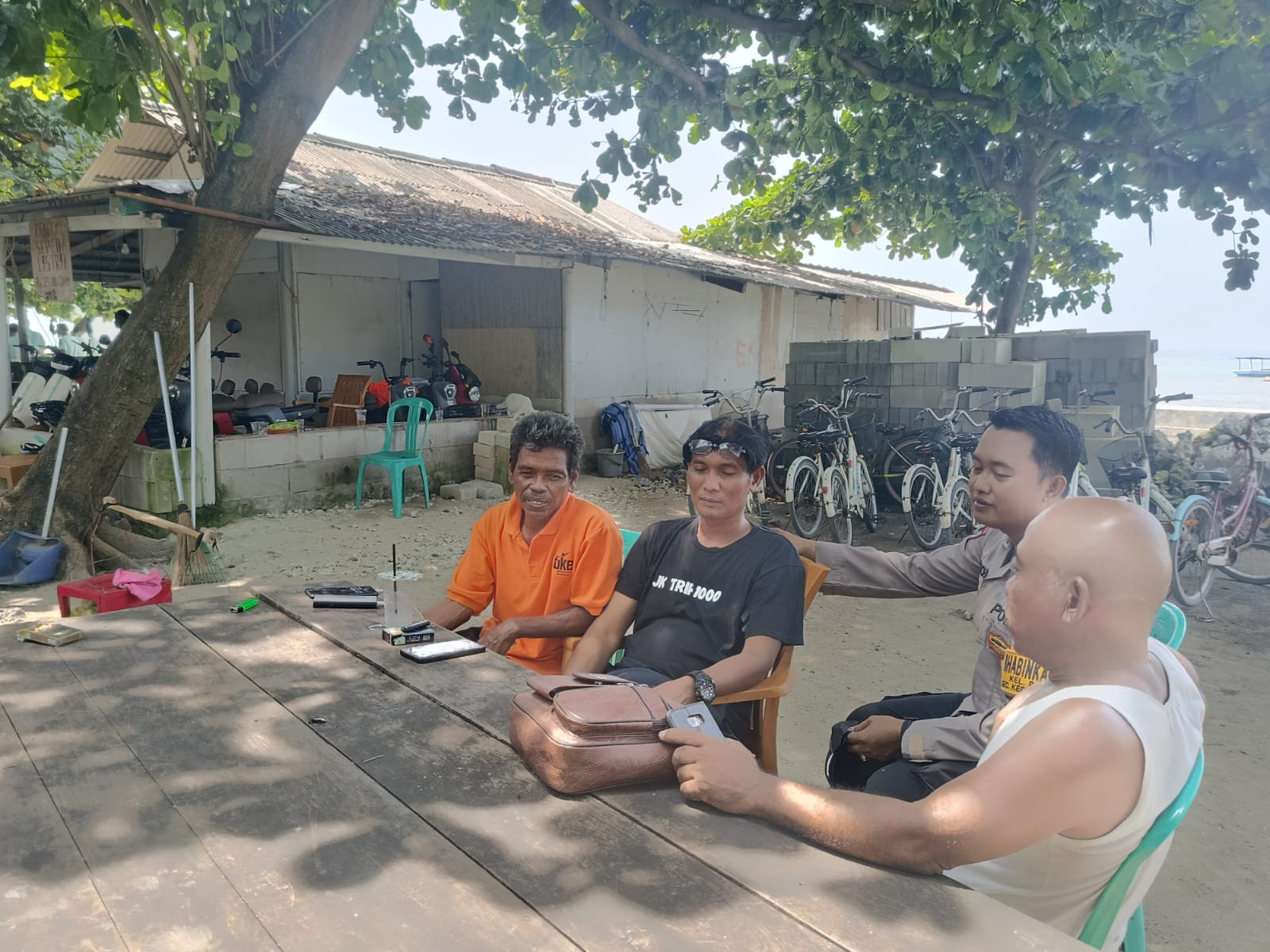 Bhabinkamtibmas Pulau Pari Aktif Sambangi Warga, Sosialisasikan Layanan Polri 110 Gratis 24 Jam