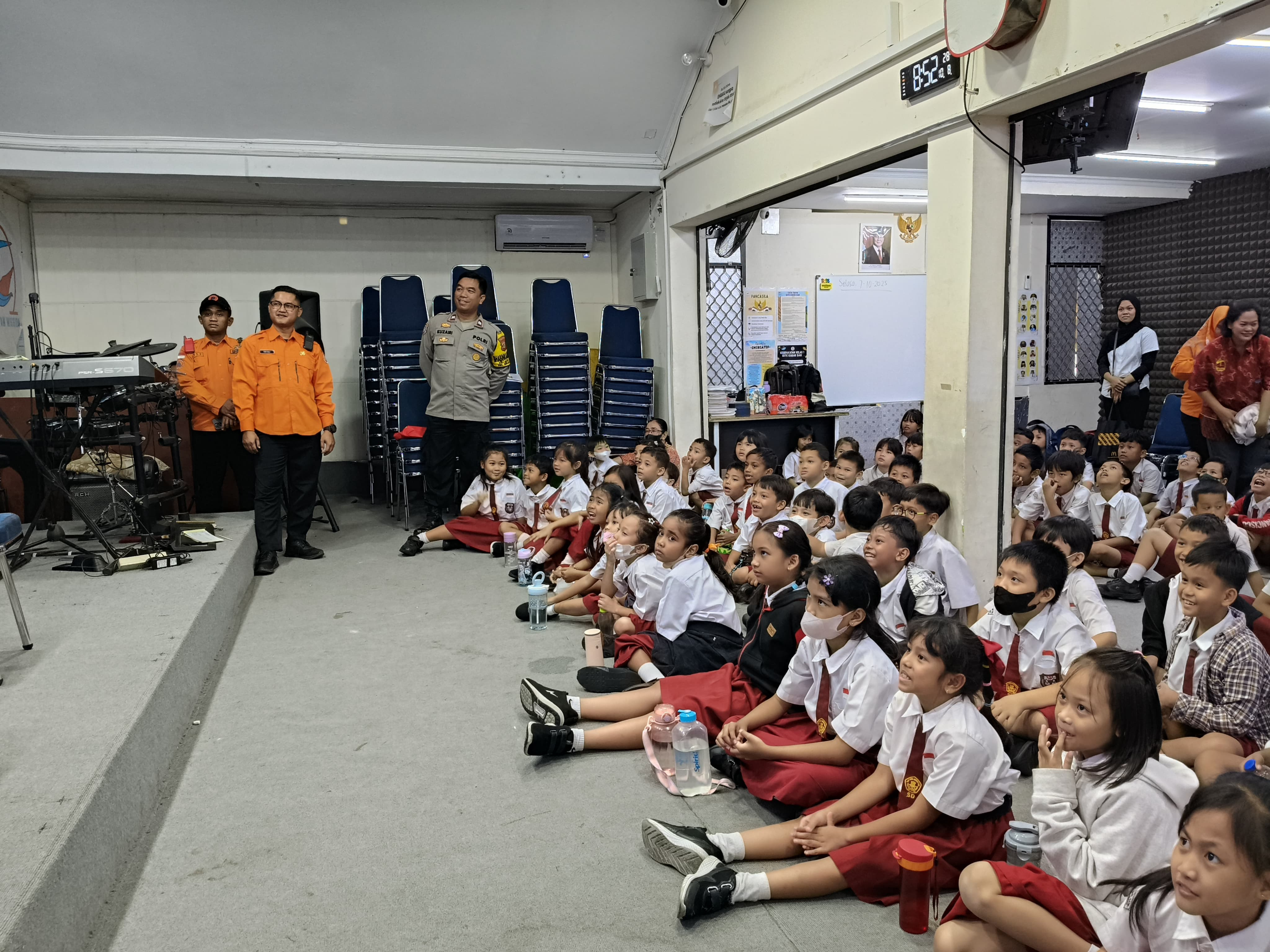 Tingkatkan Kesiapsiagaan Sekolah, Polsek Bekasi Barat Dampingi Edukasi Bencana BNPB